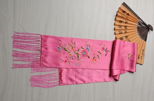 粉色丝绸围巾刺绣