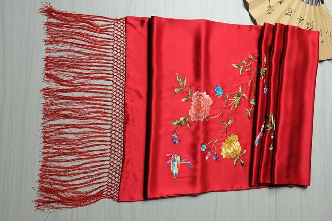 中国红丝绸围巾刺绣